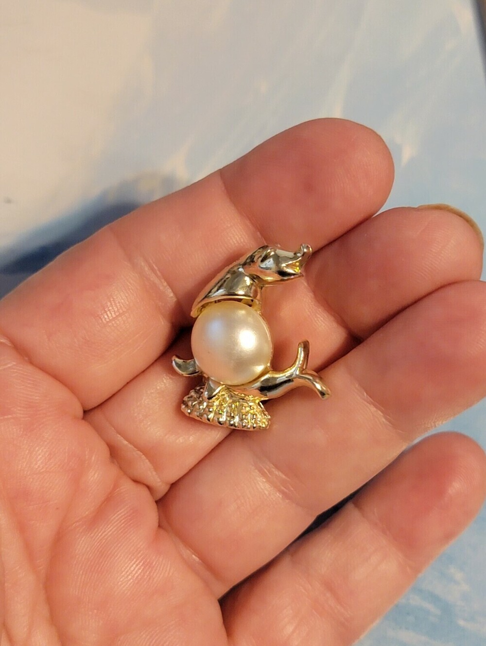 Vintage Petite, Jelly Belly Seal brooch pin, Gold tone faux pearl ab1-42 - Picture 3 of 4